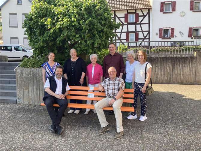 Die Kirchengemeinde St. Sebastianus Bad Bodendorf hat auf dem Vorplatz der Kirche eine orange Bank aufgestellt.  Foto: privat