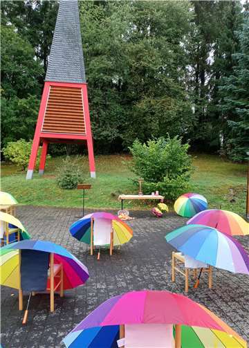 Die Kirchengemeinde hat Decken und Schirme zum Schutz der Gottesdienstbersucher besorgt. Foto: privat