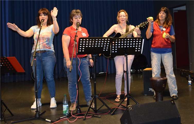 Die Kirchentags-Band animierte den Nachwuchs schnell zum Mitmachen.Fotos: privat