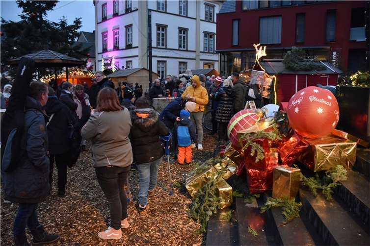Die Kirchtreppe war weihnachtlich dekoriert.