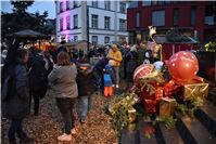 Die Kirchtreppe war weihnachtlich dekoriert.