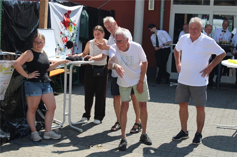Die Kirmes-Olympiade – hier waren Treffsicherheit und Geschick gefragt.  Foto: DU