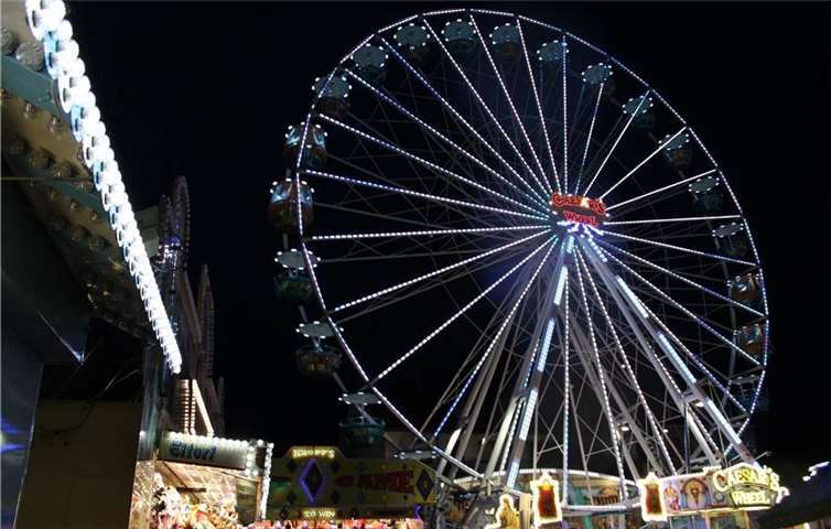 Die Kirmes in Bad Neuenahr beeindruckt durch ihre Fahrgeschäfte. Foto: Archiv DU