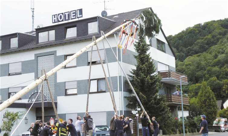 Die Kirmes in Namedy wird wie immer am Samstag um 15 Uhr mit dem Aufstellen des Kirmesbaumes - mit reiner Muskelkraft begonnen. privat
