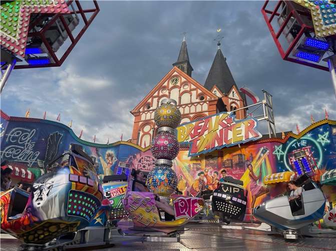 Die Kirmes in Sinzig ist in vollem Gange. Foto: ROB