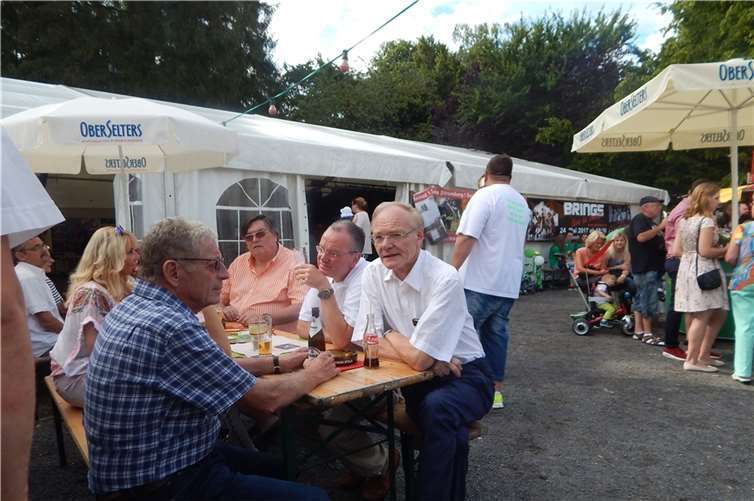 Die Kirmes vereint Mannschaften, Vereine, Generationen und Parteien zu einem Stromberg. Hier rechts im Bild: FDP-Stadtrat Herbert Speyerer.