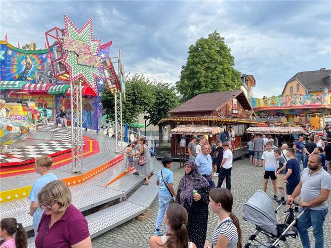 Die Sinziger feiern wahrscheinlich seit 1241 Die Kirmes wandelte sich im Laufe der Jahre zu ihrer heutigen Form. Foto: ROB