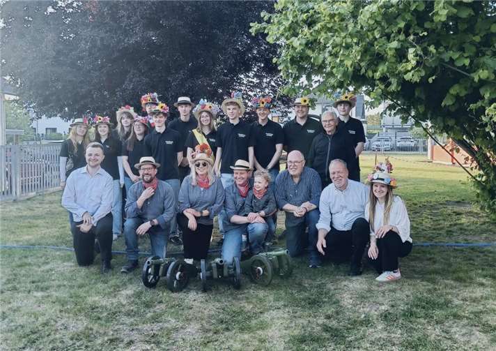 Livemusik, Stimmung und gute Laune Die Kirmes wurde durch traditionelle Böllerschüsse eröffnet.