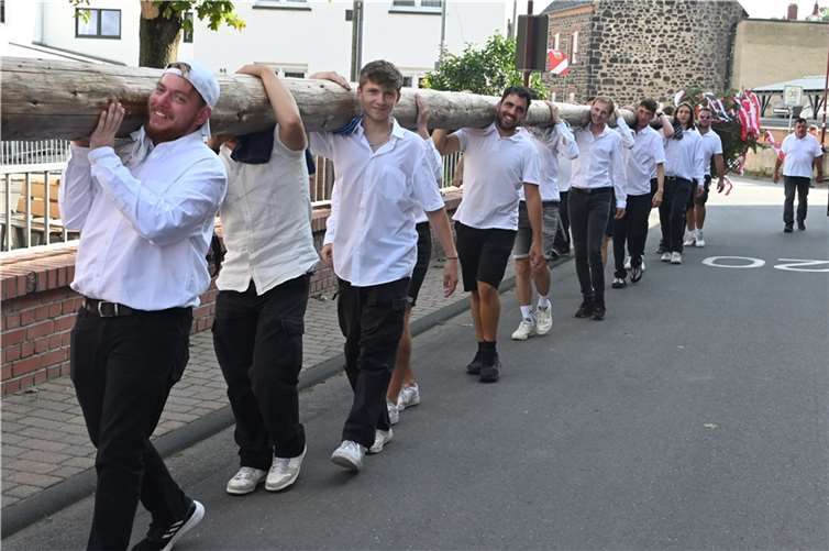 Die Kirmesbaumträgergesellschaft Welling hatte alle Hände voll zu tun.  Fotos: SK