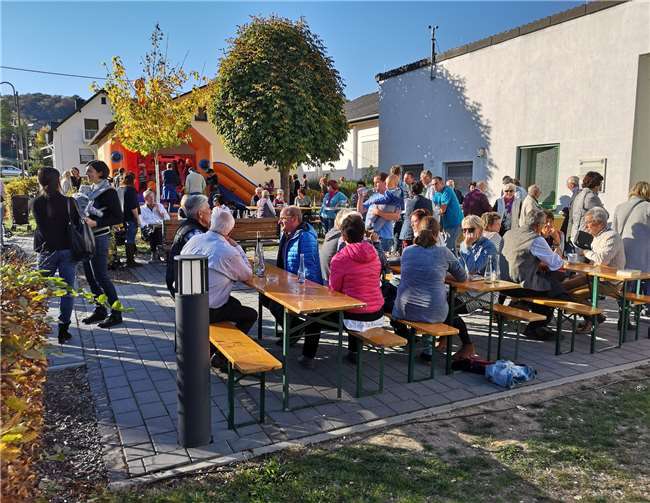 Die Kirmesbesucher genossen den Sonnenschein auf dem Hermann-Brachtendorf-Platz.