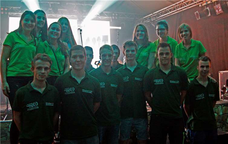 Die Kirmesburschen und Kirmesmädchen stehen für Nentershausen und feiern ihre Kirmes.