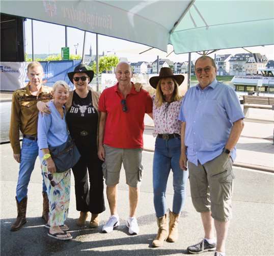Die Kirmesfreunde Vallendar mit dem Stadtbürgermeister Wolfgang Heitmann. Fotos: JA
