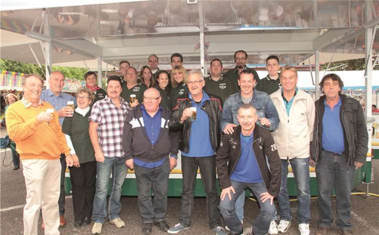 Die Kirmesgesellschaft 1927 e.V. richtete die Kirmes am Rheinufer aus – die Kirmesfreunde “Durch Dick und Dünn“ (vorne) stellten die Woche davor am Rathausplatz den Kirmesbaum auf. AND