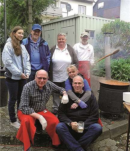 Die Kirmesgesellschaft „1948“ begeisterte mit ihrem Festangebot zum 1. Mai auf dem Wolkener Dorfplatz. privat