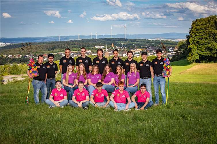 Die Kirmesgesellschaft Nentershausen 2024 freut sich auf vier Tage Kirmesfeierlichkeiten in der Westerwaldgemeinde und viele Besucher aus nah und fern. Dieses Jahr gehören zur Kirmesgesellschaft (hinten von links): Dennis Iwan, Johannes Weidenfeller, Kilian Ehl, Anton Eberlein, Felix Reusch, Jannik Biebricher, Lukas Kreuzberg, Niclas Reusch, Nico Biebricher. Mitte von links: Fabienne Abt, Lena Tögel, Paula Reusch, Angelina Schughart, Lena Vogt, Marlin Franz. Vorne von links: Luca Hannemann, Melvin Solbach, Nils Matzke, Nico Herborn, Jonas Weidenfeller.  Foto: Andreas Egenolf