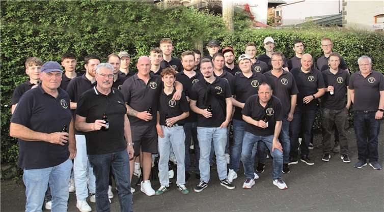 Die Kirmesgesellschaft Obermendig hatte wieder dafür gesorgt, dass der Maibaum fachkundig aufgestellt wurde. Stadtbürgermeister Hans Peter Ammel (2. von links vorne) bedankte sich mit einer Kiste Bier. Foto: FRE