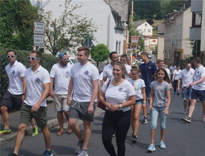 Die Kirmesgesellschaft - hier ein Teil beim Umzug am Sonntagnachmittag - von 2009 feiertein diesem Jahr ihr zehnjähriges Jubiläum und hatte vier tolle Tage organisiert. Fotos: STUKO