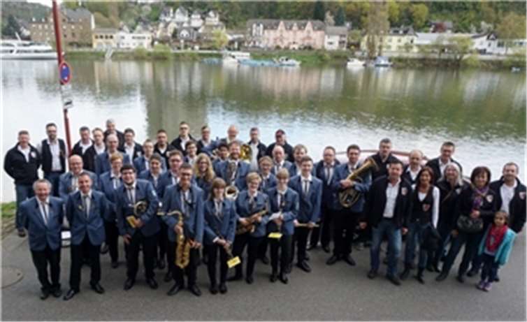 Die Kirmesgesellschaft und der Musikverein eröffneten das Programm am Samstagabend mit ihrem Festzug über die Insel..STUKO