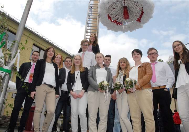 Die Kirmesgesellschaft unternimmt Ausflüge und organisiert die traditionelle Kirmes. Zurzeit hat sie 45 Mitglieder.KER
