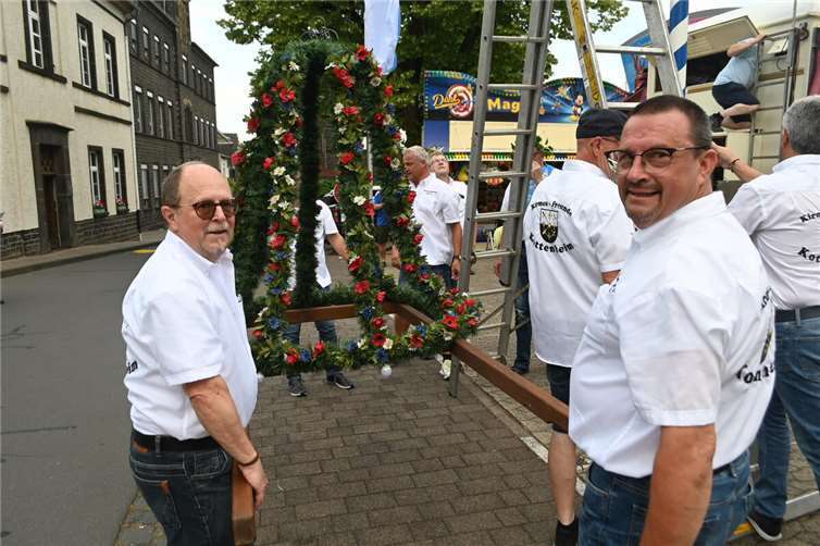 Die Kirmesglocke ist am Ziel auf dem Schulhof angekommen.