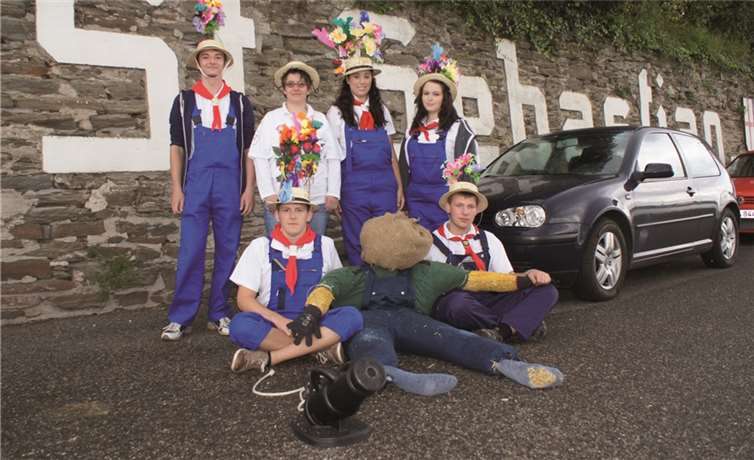 Die Kirmesjugend sorgte unter der Leitung von Schießmeisterin Britta Müller für die Böllerschüsse, die am Rheinufer mit den traditionellen „Katzeköpp“ abgeschossen wurden. -GH-