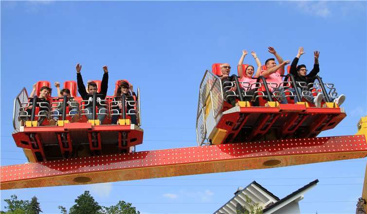 Die Kirmesjugend und die Feuerwehr Fachbach genießen die Fahrt im „X-force“.