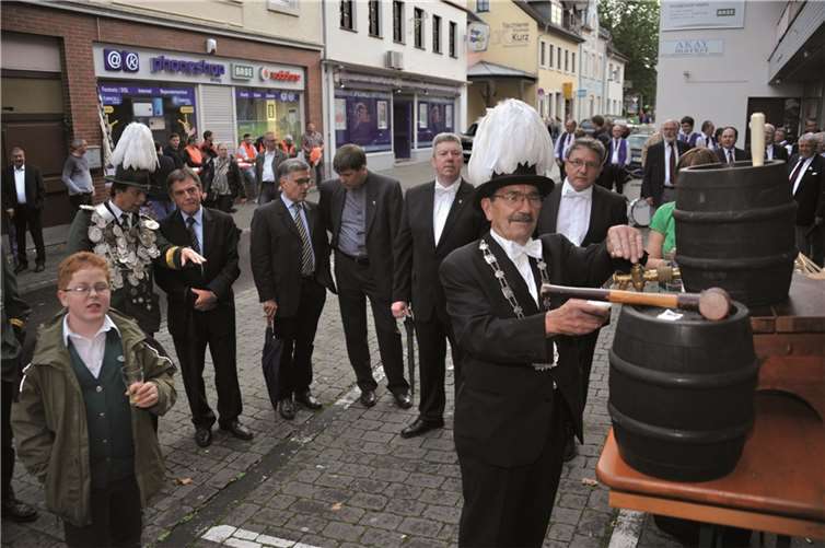 Die Kirmestraditionen pflegte die Sankt-Josef-Gesellschaft: Fassanstich und Böller hieß es vor der Gaststätte Eifeler Hof in der Ausdorferstraße bei der traditionellen Kirmeseröffnung am Samstagabend.