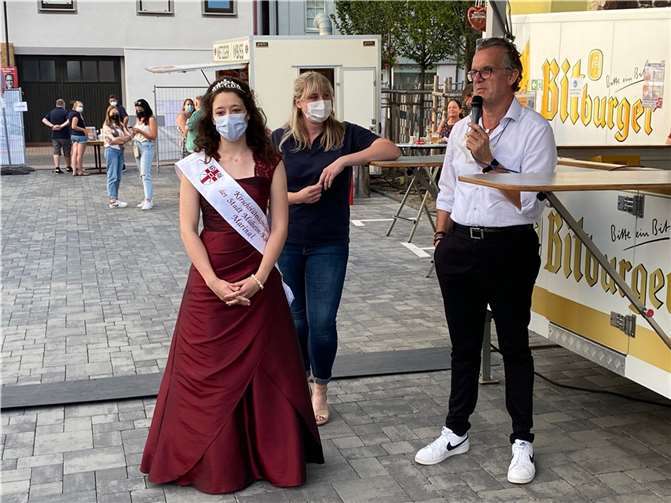 Die Kirschblütenkönigin Marina I., Vereinsvorsitzende Julia Häring und Stadtbürgermeister Gerd Harner eröffnen die Kirmes.Quellen: Theater- und Heimatverein Fidelio e.V. Mülheim