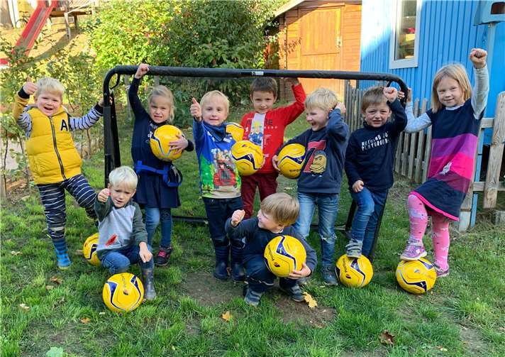 Die Kita Drachenhöhle darf zehn Fußbälle ihr Eigentum nennen.Foto: privat