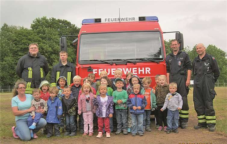 Die Kita-Kinder aus Kasbach-Ohlenberg freuten sich über den Besuch der lokalen Feuerwehr.privat