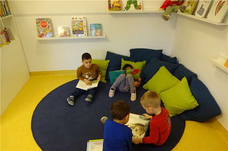 Die Kita-Kinder beim Stöbern in der neuen Leseecke.