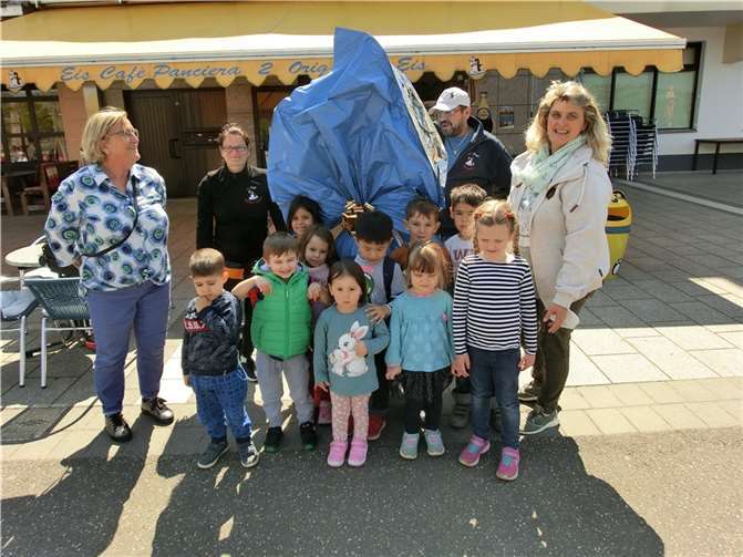 Die Kita-Kinder freuen sich bereits, das Schokoladen-Ei zu „knacken“.  Foto: Kita