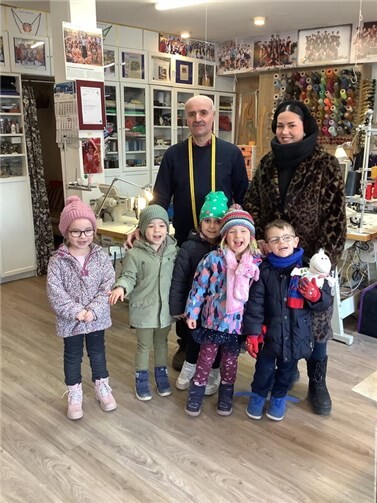 Die Kita-Kinder freuten sich über die Unterstützung von Herrn Sabah Kasouha bei der Gestaltung ihrer Superheldenkostüme. Foto: Stadtverwaltung Sinzig