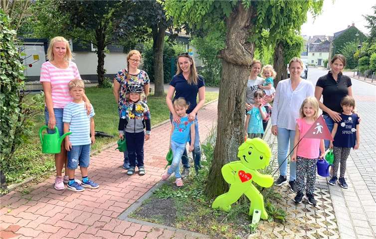 Die Kita-Kinder gemeinsam mit ihren Eltern vor dem neu aufgestellten StreetBuddy. Fotos: privat