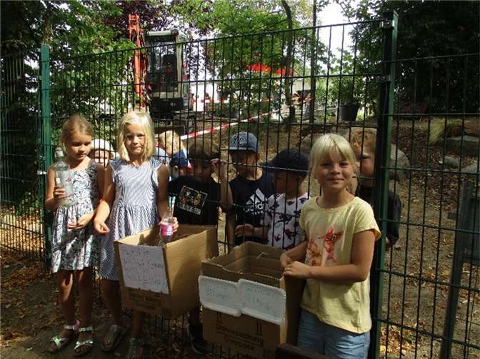 Die Kita-Kinder in Thür sind über den Müll auf dem Weg zur Kita verärgert und haben sich dafür etwas einfallen lassen.  Fotos: privat