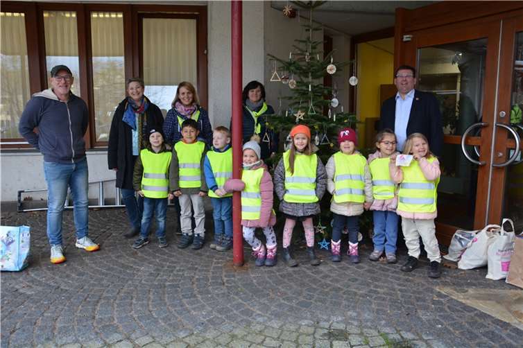 Die Kita-Kinder vor dem wunderschön geschmückten Weihnachtsbaum. Quelle: Rhein-Lahn-Kreis