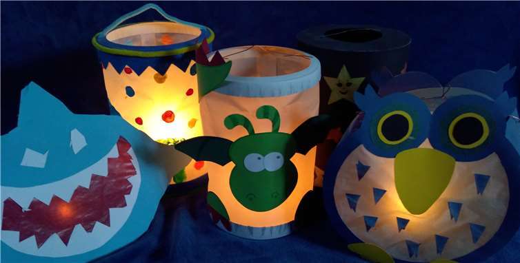 Die Kita-Kinder zeigen stolz ihre selbstgebastelten Laternen. Foto: privat