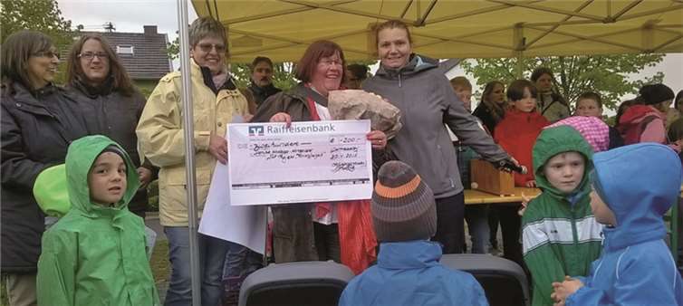 Die Kita - Leiterin Monika Hodapp-Henselder beim Maiansingen überrascht. Privat