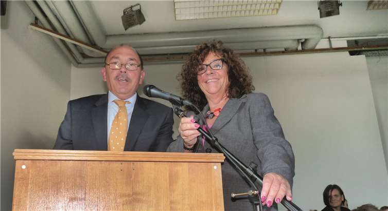 Die Kita-Leiterin Petra Winninger achtete auch bei Ortsbürgermeister Rainer Hilger mit einem Augenzwinkern darauf, dass er die vorgegebene kurze Redezeit einhielt.