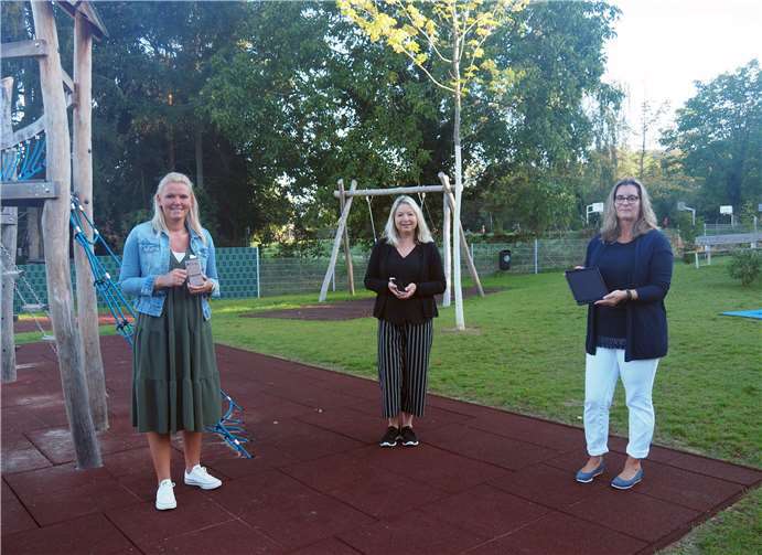 Die Kita-Leitungen Steffi Schmidt, Iris Fuchs und Jessica Kantz (v.l.n.r.) freuen sich über die neue Kita-Info-App. Foto: Stadtverwaltung Bendorf