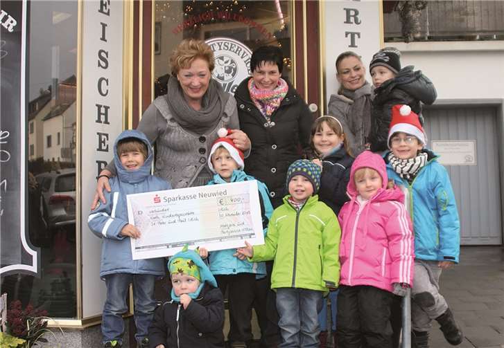 Die Kita St. Peter und Paul nahm mit Freude und Dankbarkeit die Spende von 400 Euro entgegen.  Privat