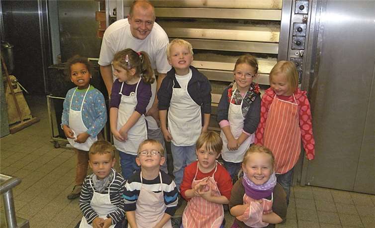 Die Kita Unkelbach besuchte die Bäckerei Müller und schaute dem Bäckermeister über die Schulter.  Privat