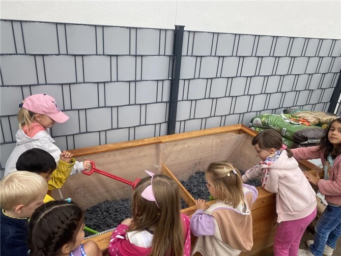 Die Kita Vulkanhalle in Kruft konnte kürzlich ein neues Hochbeet in Empfang nehmen, das von der Kreissparkasse bereitgestellt wurde. Foto: privat