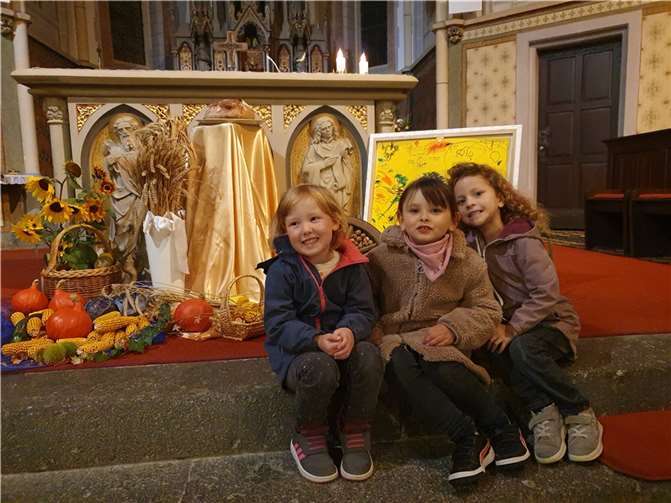Die Kitakinder vor dem geschmückten Altar. Quelle: St. Servatius Landkern