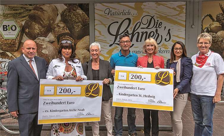 Die Kitas durften sich jeweils über einen Spendenscheck in Höhe von 200 Euro freuen. privat