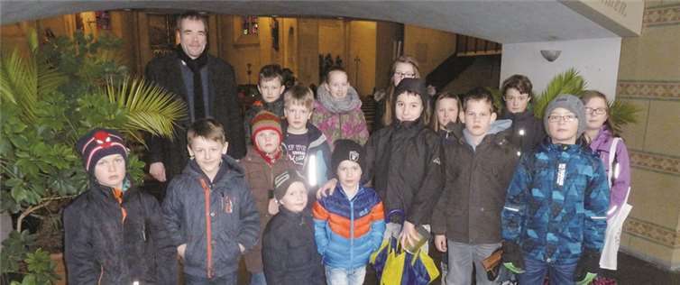 Die Kläpperkinder konnten sich über ihre Spendensumme und viele Süßigkeiten freuen.privat