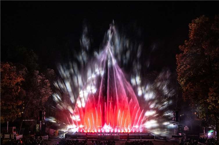Die Klangwelle Bad Neuenahr-Ahrweiler vereint die Elemente Wasser, Feuer, Laser, Licht und Musik.