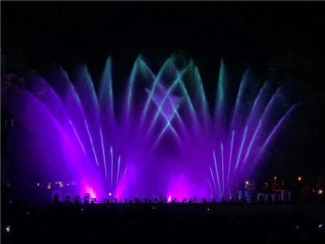 Hollywood zu Gast im Kurpark von Bad Neuenahr Die Klangwelle begeistert seit Jahren die Zuschauer im Kurpark. Foto: ROB