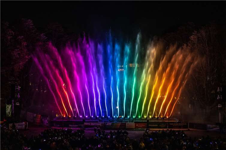 Die Klangwelle verbindet die Elemente Wasser, Feuer, Laser, Licht und Musik.  Foto: Dominik Ketz