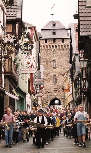 Die Klapperjungen ziehen durch die Neustraße.CREATIV